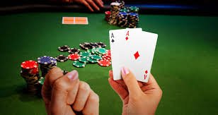 Antarmuka meja BandarQ di plaza bola menampilkan posisi pemain dan kartu domino